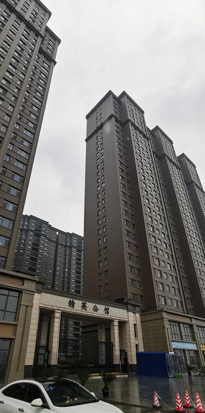 （牧原集团总部旁的精英公馆 于德江/摄）