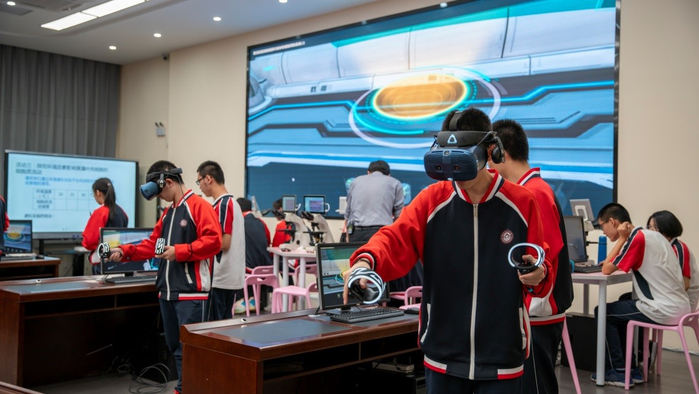 福州格致中学学生正在使用“央馆虚拟实验”VR仿真交互课件