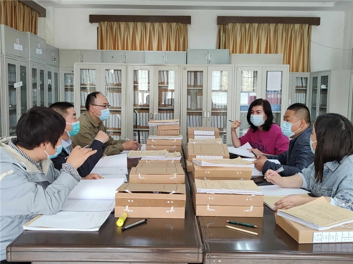 和田县纪委监委案件审理室对乡镇纪委查办案件进行案件质量评查。（徐彩娟 摄）