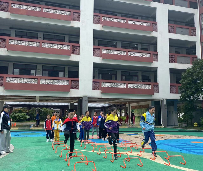 学生在进行体育锻炼  李小伟 摄