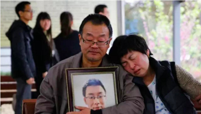 < 魏则西父母 >