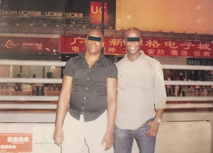 ■John（左）和另一位在广州的非洲人