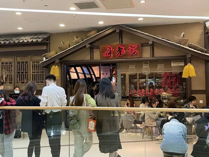 哥老官火锅店门前排队的人群，图 | 秦梓文 刘梓牧