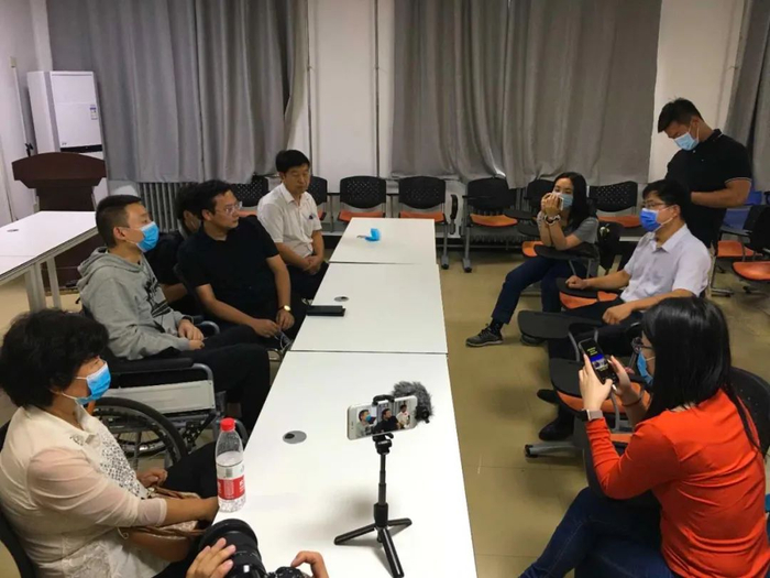 △姚策生前与律师等人在涉事医院（资料图）