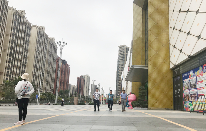 工作日中午的大亚湾万达广场