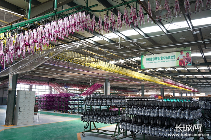 空储线上的自行车零部件整齐有序。 长城网记者 胥文燕 摄