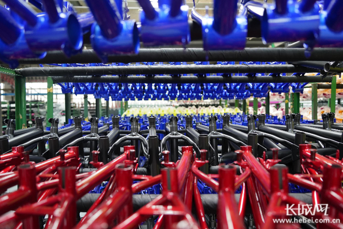 有序存放的自行车零部件。 长城网记者 胥文燕 摄