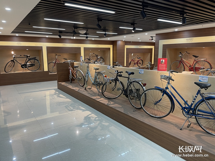 平乡自行车博物馆藏品区。长城网记者 段维佳 摄