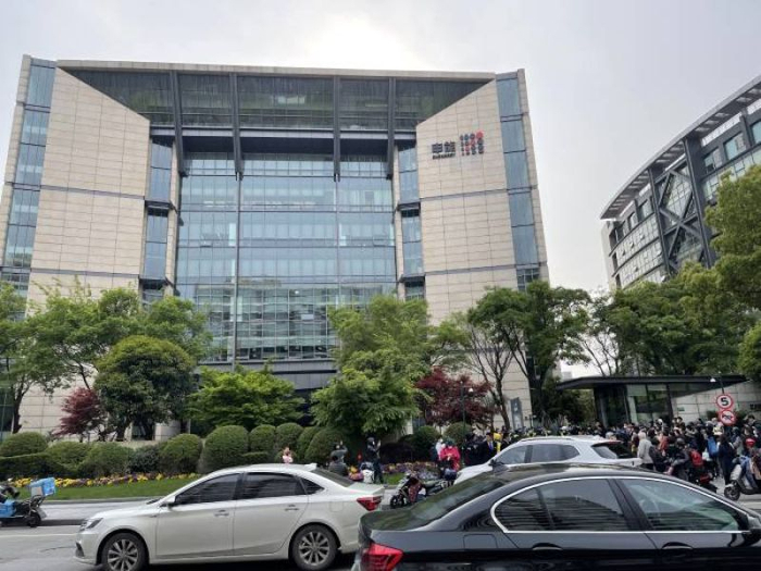 申能大楼门口聚焦多位维权业主。 &nbsp;李贝贝 摄