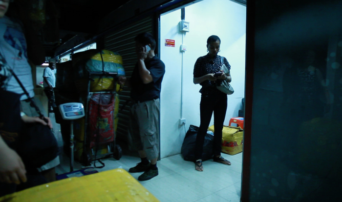 ■ 三元里的商铺  图/纪录片《丽斯的选择》（Rase's Choice）剧照