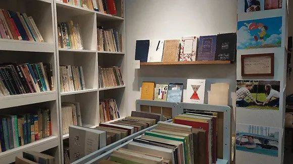 人间食粮书店一角（图片来自人间食粮书店）