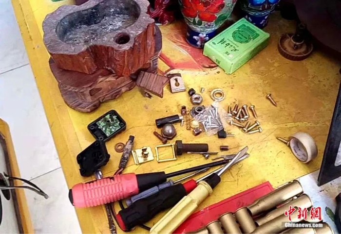 很多收音机都是老人亲自维修。范洪香 摄