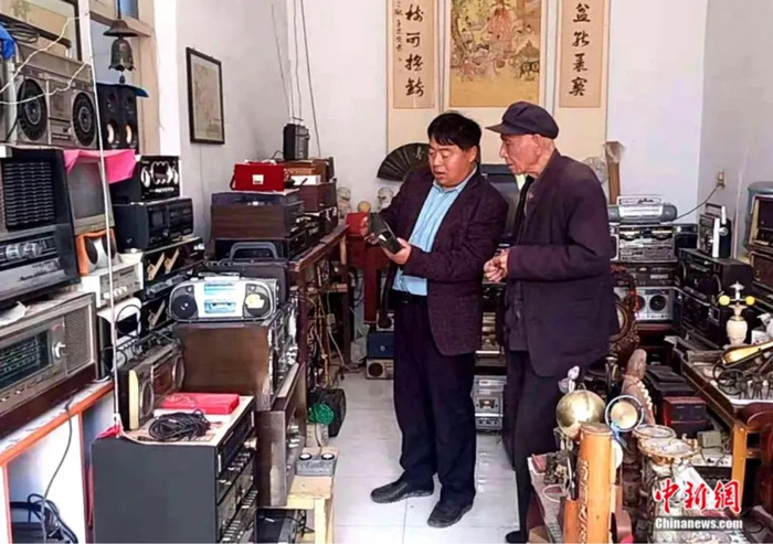 爱好者来到孟现俭家里参观老物件。范洪香 摄