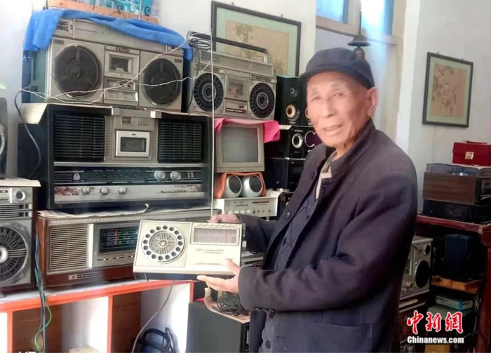 老人说这款收音机是他年轻时美好回忆。王传海 摄