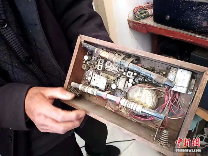 孟现俭组装的第一台收音机。范洪香 摄