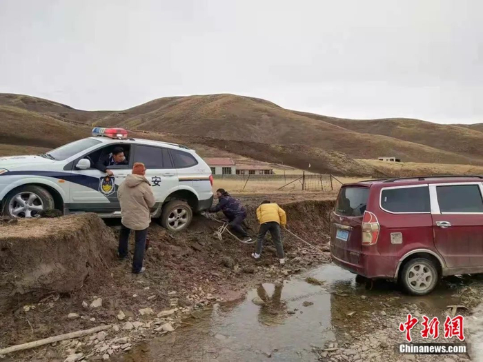 换个方式“解救”警车 受访者供图