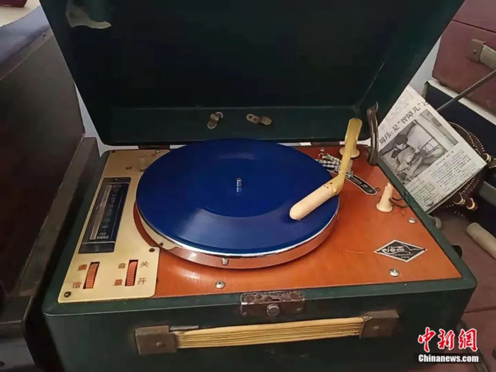 老式手摇留声机，如今声音依然清晰。 范洪香 摄