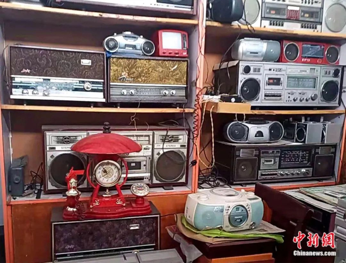 孟现俭收藏的收音机已经摆满一屋子。  范洪香 摄