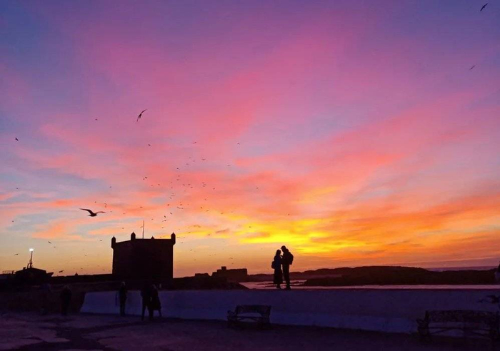 在索拉维看夕阳，张凯恰巧拍到了这样一幕，走上前去将图片传给了这对恋人，点燃了一整天的好心情。受访者供图。
