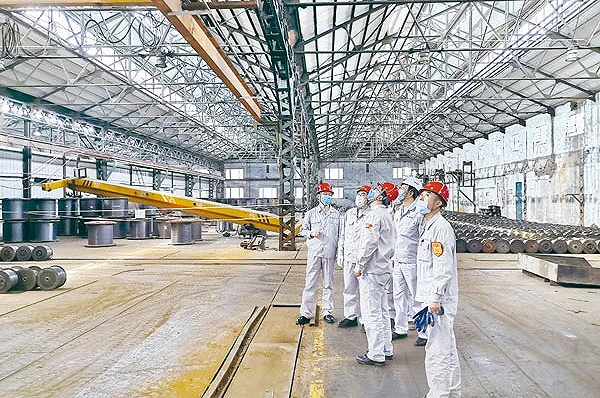 鞍钢集团纪委干部深入车间一线摸排问题线索。（鞍钢集团纪委供图）