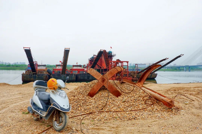  樟树境内目前有13艘挖砂船，其中2艘因涉案被冻结，停靠在岸。摄影/本刊记者 黄孝光