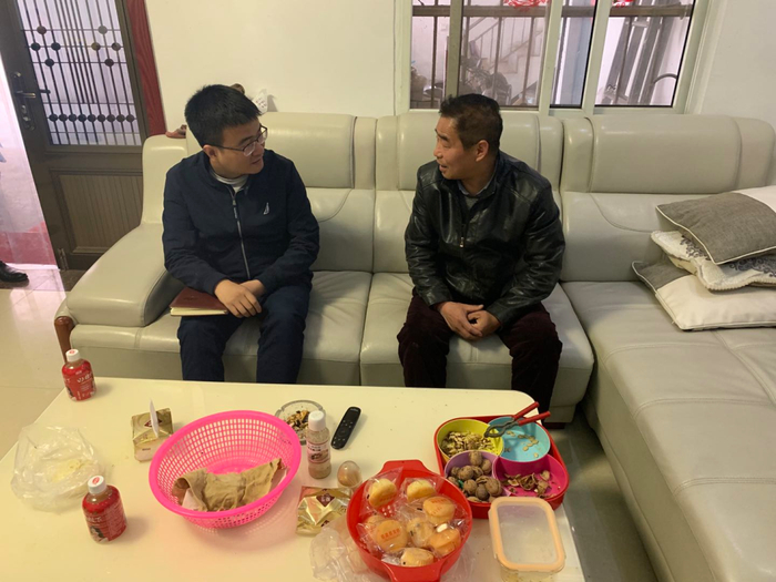 新华社记者孙清清在吕村村民家采访。（新华社记者 王秋韵 摄）