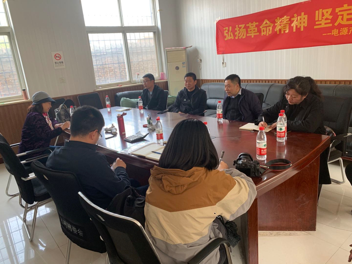 新华社记者在吕村村委会采访。（新华社记者 王秋韵 摄）