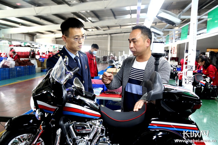 税务干部在河北萨玛特公司宣讲政策。孔祥奎 摄