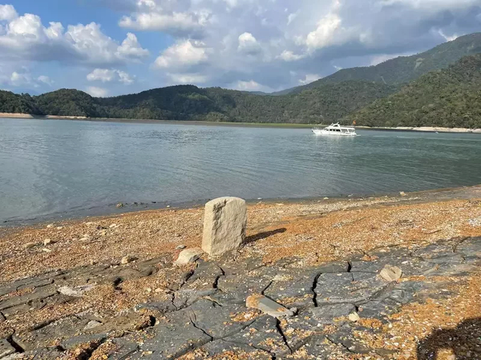 日月潭水位下降，水中的石碑重见天日（图片来源：台媒）