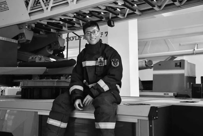 汤伟佳为人和善、充满朝气这是他生前的工作照