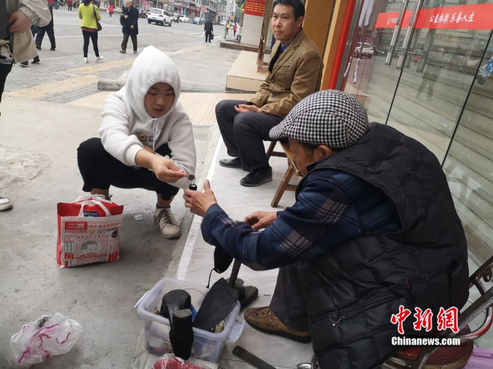 白朝平准备给顾客配钥匙。杨勇 摄