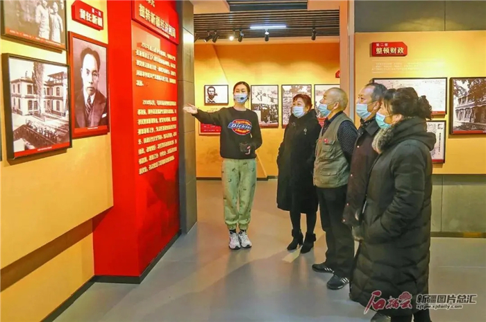 市民在乌鲁木齐市的毛泽民故居内，听讲解员讲解毛泽民烈士的事迹（ 谢龙 摄）