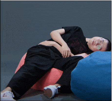 “懒人”李诞在直播中试睡懒人沙发