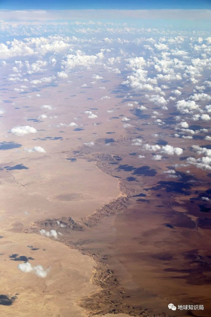 沿着洼地西北侧延伸开来的漫长的沙漠悬崖（图：wiki@Marc Ryckaert）