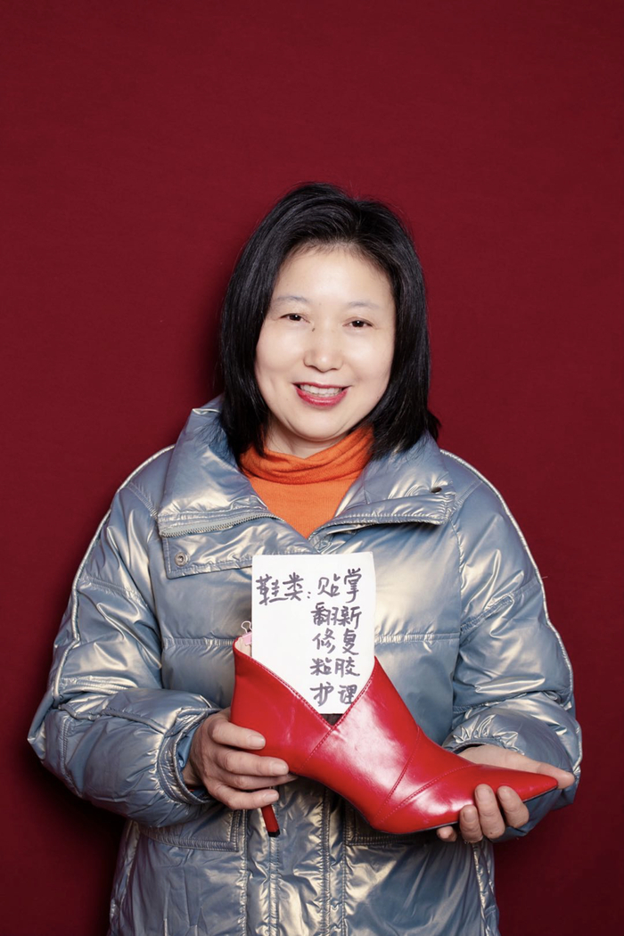 寄存处隔壁的裁缝店老板在《重看日常》项目中留下的照片，摄影：苑瑞