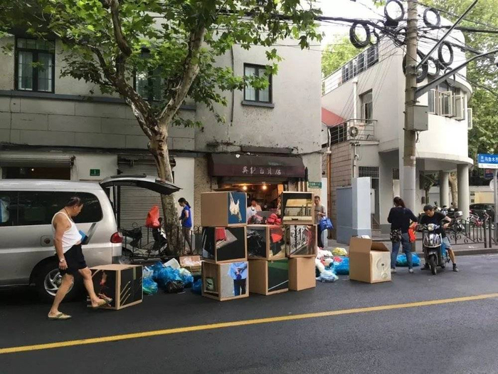 有“项目”发生时，寄存处门前常常聚集着观众和街坊邻居