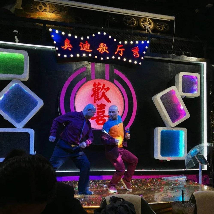 客人在台上尬舞  Menshevik｜摄