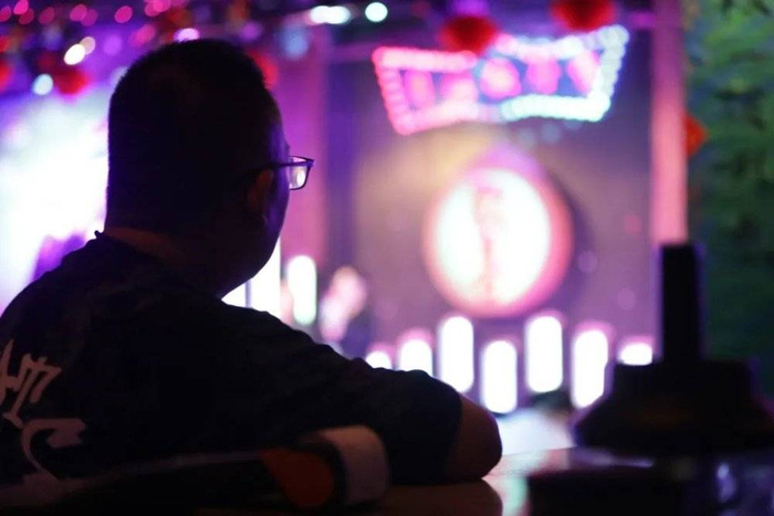 侯哥经常一个人在角落看着舞台上发生的一切