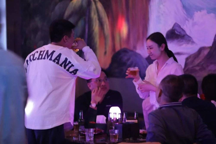 在臭迪，陌生人和熟人之间都能觥筹交错