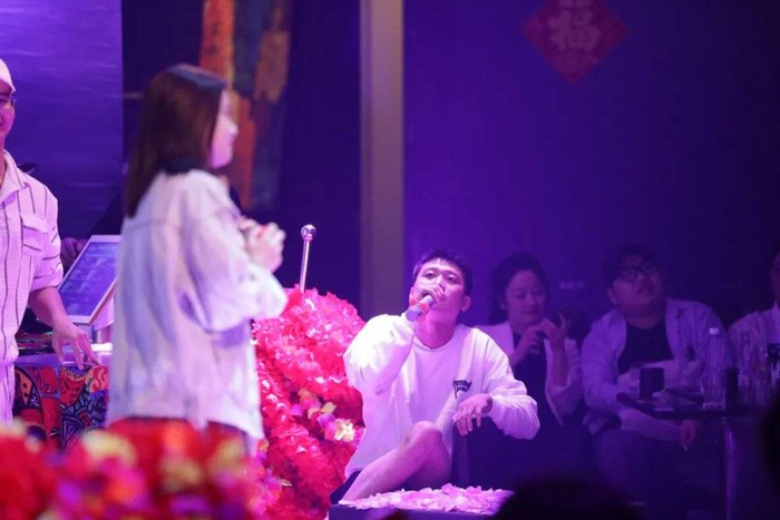 女孩上台唱《分手快乐》，高潮部分男生即兴上台和她对唱