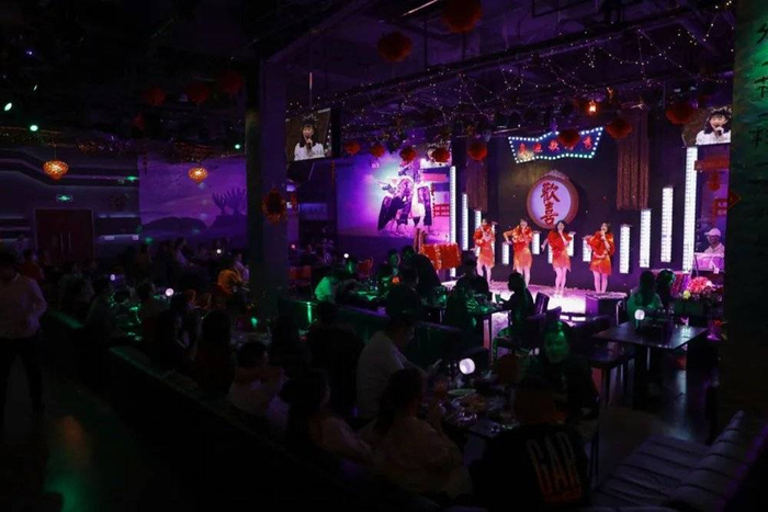 每到22点，驻场的“野花”组合登台唱跳闽南歌