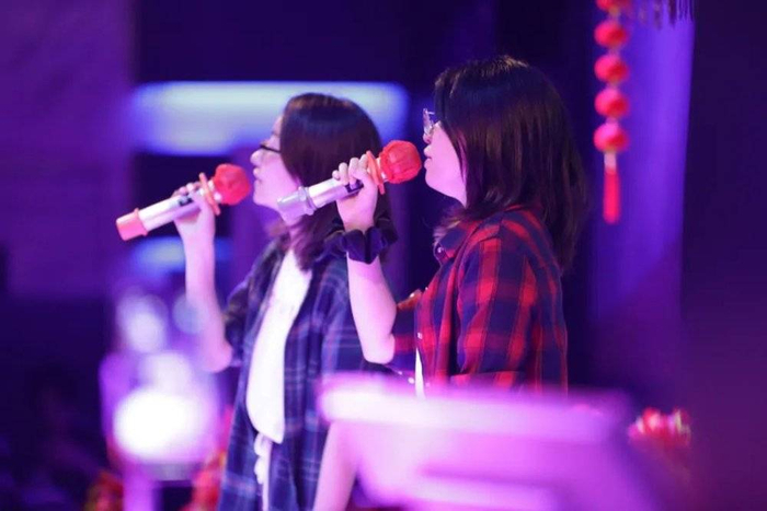 朋友在台上默契合唱