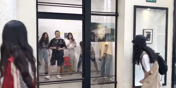 摄影师钟宝妹曾把寄存处变为一个空空的照相馆，图片来自@钟宝妹