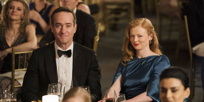 赘婿Tom穿得最整齐，却也最小心，在家里如履薄冰 / 图片来源：《继承之战》