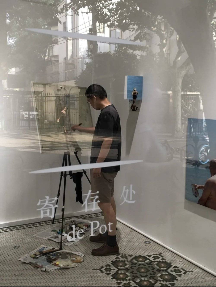 展览期间，美术老师来画画