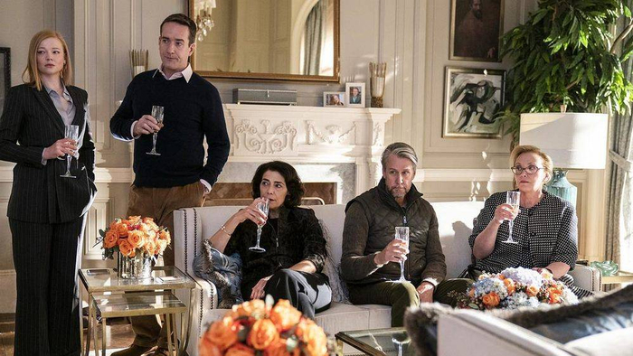 《继承之战》里很少扎眼的颜色 / 图片来源：《继承之战》 