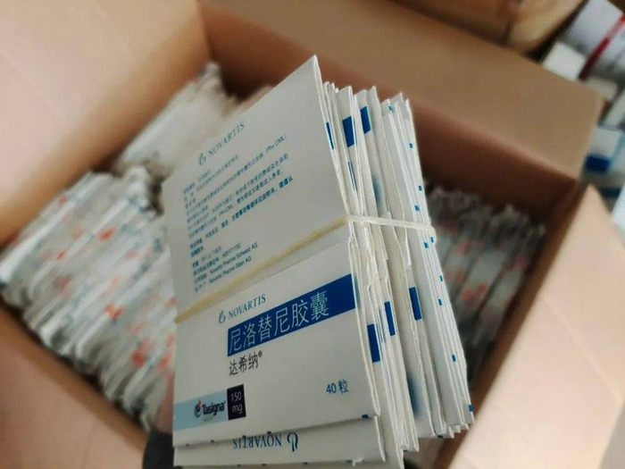 ▲ 图/国药西南武侯区DTP药房仓库中，储存着成箱的回收药品包装盒 /尹莉娜摄