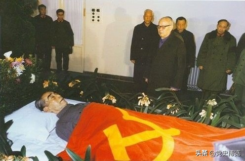 叶剑英到北京医院向周恩来总理遗体告别