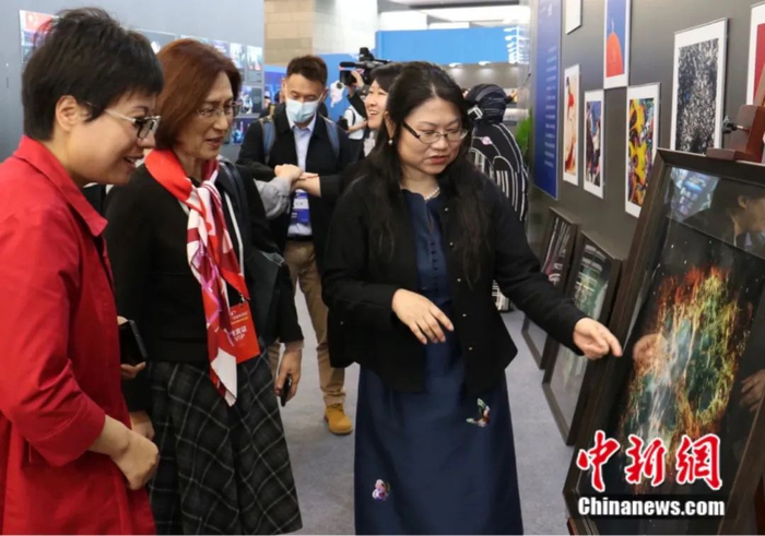 中国航天日科普巡展上，苏州绣娘陈英华向大家介绍自己的绣品。陶莹 摄