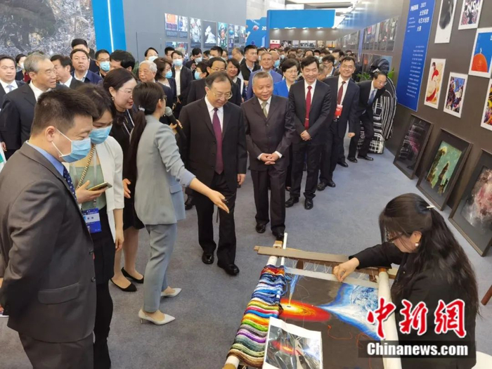 中国航天大会各位嘉宾参观陈英华的作品。朱晓颖 摄